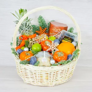 Фруктовая подарочная корзина на новый год с ананасом, хурмой, лимонами, лаймом, апельсинами, голубикой и конфетами Lindor - №1932