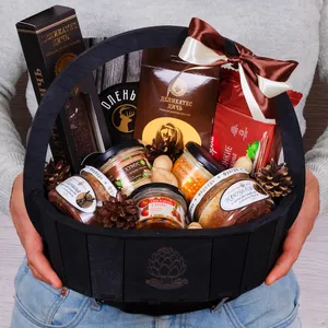 Подарочная мужская корзина с деликатесами из оленины, косули и сушеным мясом медведя - №2420