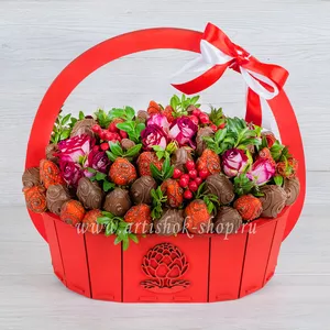 Подарочное кашпо в подарок для девушки с клубникой в бельгийском шоколаде и кустовыми красными розами - №2052