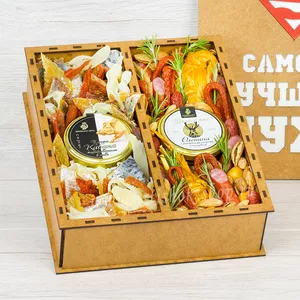 Подарочный бокс с паштетом из мяса кабана, томленым мясом оленя, сыром косичка, колбасками пивчиками, желтым полосатиком, спинкой минтая, янтарной рыбкой и вяленой соломкой горбуши для мужчин