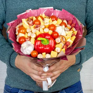 Подарочный мужской букет с болгарским перцем, охотничьими колбасками, нарезкой из колбасы, чесноком и томатами - №1321