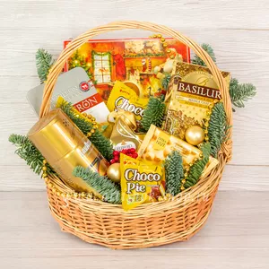 Корзина с итальянским кофе, шоколадом Bucheron, конфетами Ferrero Rosher и сдобным печеньем в подарок на новый год - №1371