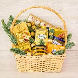 Подарочная корзина из коллекции Gold с конфетами Ferrero Collection, GuyLian, медом, джемом и шоколадом Ritter Sport в подарок на новый год для руководителя - №1377