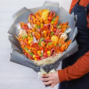 Мужской необычный букет с варёными раками, салями касадемонт, фисташками, пиколини, пивчиками и черри - №1408