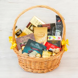 Подарок для женщин в корзине на день рождения с конфетами Ferrero Rocher, Lindor, Karl Fazer, медом и сырами Cheese Gallery, CrandBlu - №1515