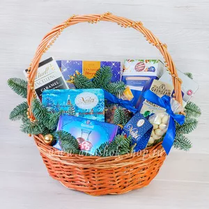Новогодняя корзина с чаем Nadin, шоколадом Lindt, Merci, Bucheron, итальянским печеньем, конфетами Grondard, стильные штучки и орехами - №1634