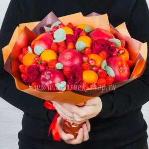 Подарочный букет из яблок, клубники, мандаринов и роз в подарок для женщин на день рождения - №1981