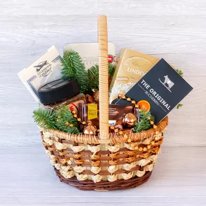 Корзина с шоколадом Bucheron, Ritter Sport, конфетами Lindor и кофе Bushido в подарок на новый год - №1398
