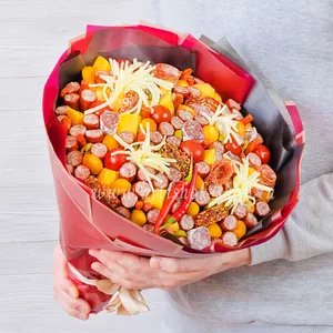 Мужской необычный букет с колбасой в посыпке, охотничьими колбасками, томатами черри и сырными шариками - №1415