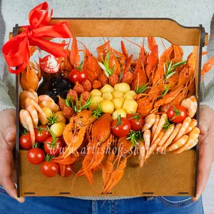 Подарочный ящик с варёными раками, креветками, пиколини и томатами черри - №2153
