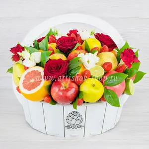 Фруктовая огромная корзина с грейпфрутом, грушами, красными розами и белой эустомой  - №2332