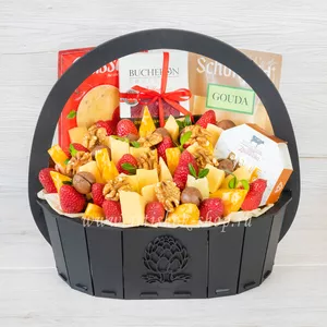 Корзина подарочная со свежей клубникой, сырами, орехами для девушки, идеально подходящая к вину - №2355