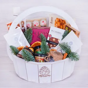 Новогодняя подарочная корзина с кедровыми орешками, сушеным мясом зайца, хумусом и олениной - №2471